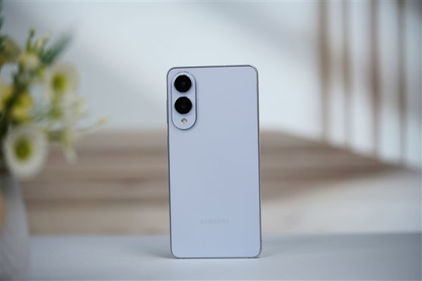 对比iPhone 15 Pro(左)