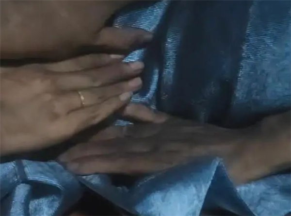 火车过山西隧道吸入煤灰 乘客变煤蛋：非空调列车窗户未关