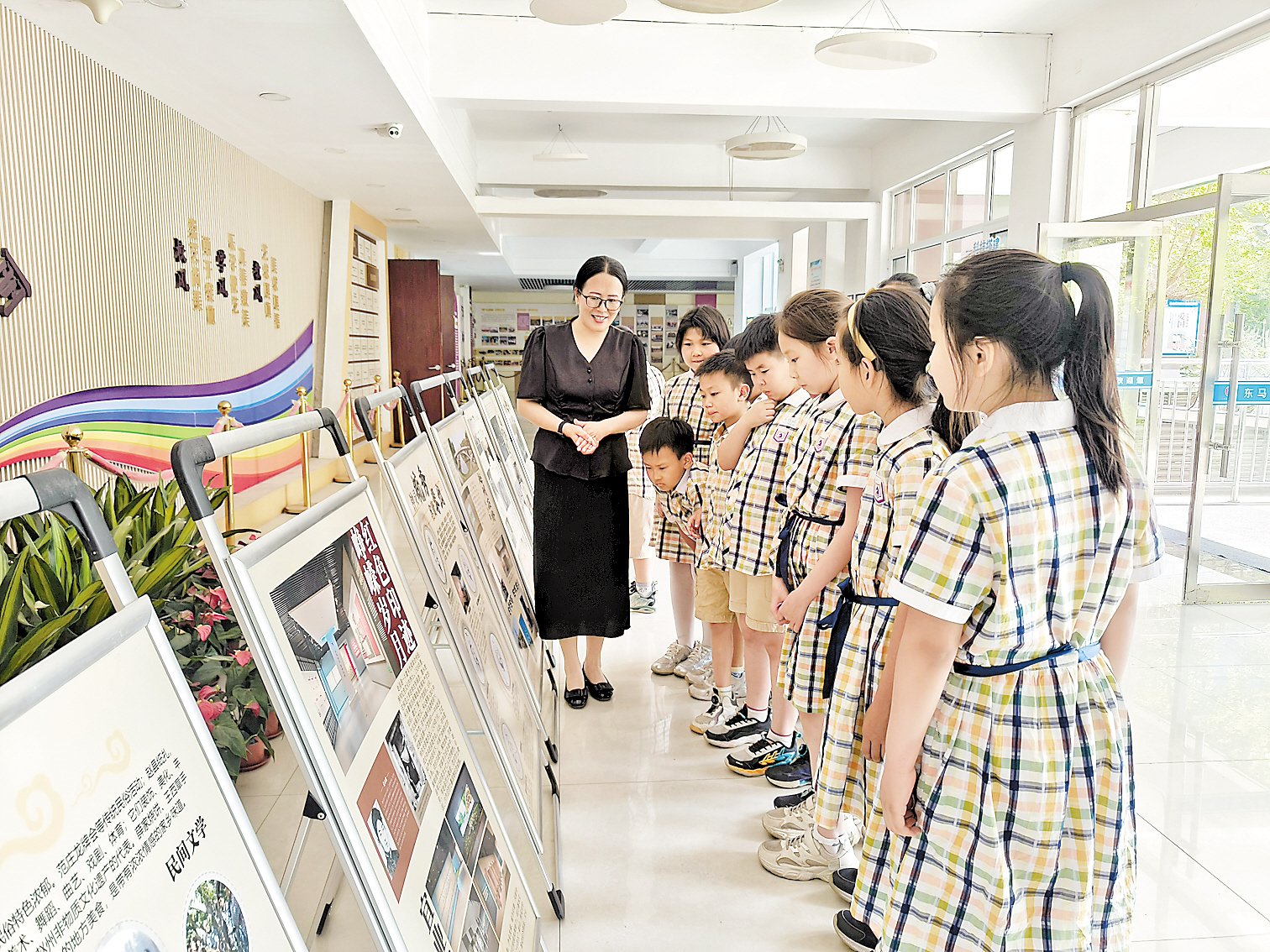 近日,赵县博物馆馆长李坤红作为主讲人,在石家庄市东马路小学讲解"