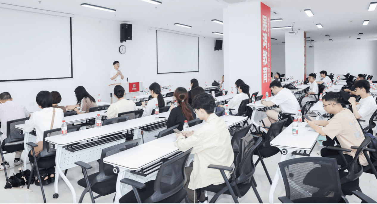 接待来访学员与家长现场