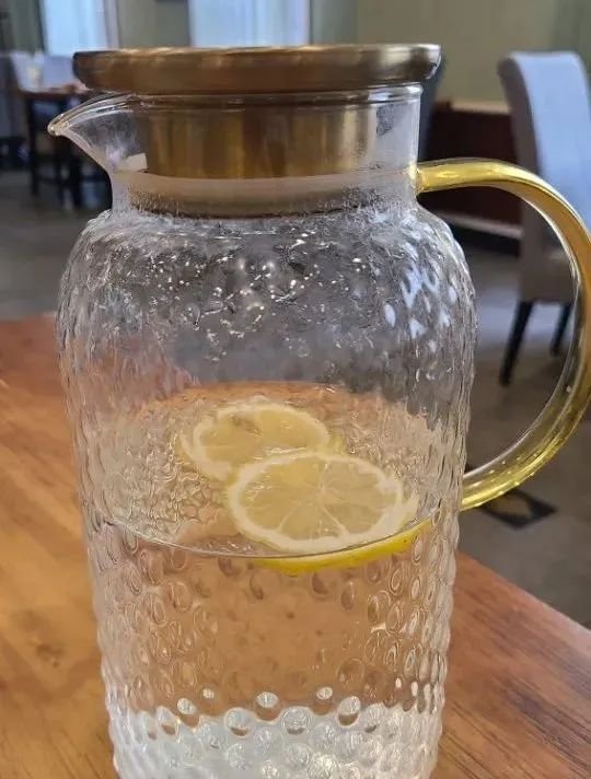 为什么餐厅提供免费的柠檬水？