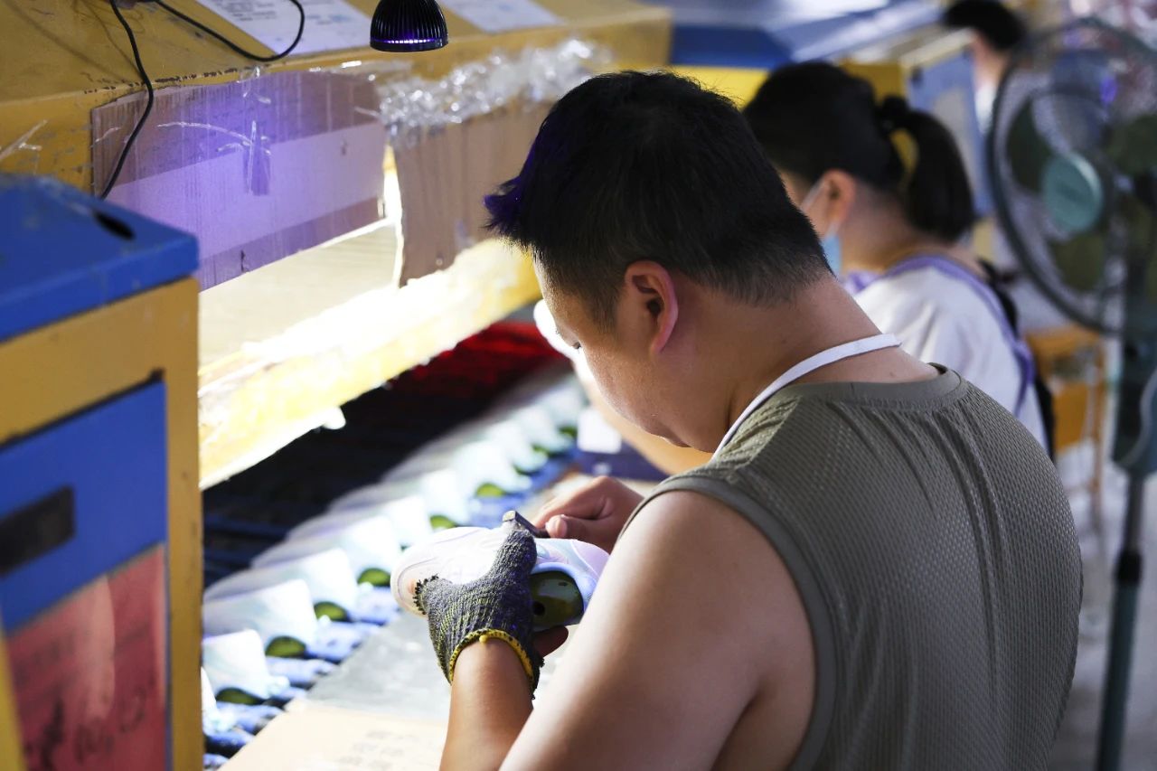 大黄蜂工厂里,工人正在刷胶(摄影:展钊)
