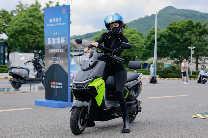 （雅迪冠能S白鲨90）