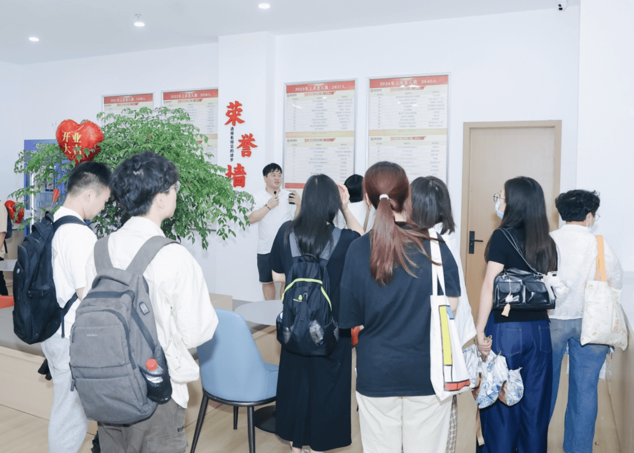 学员与家长参观现场