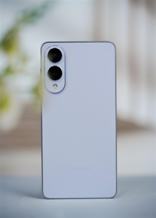 对比iPhone 15 Pro(左)
