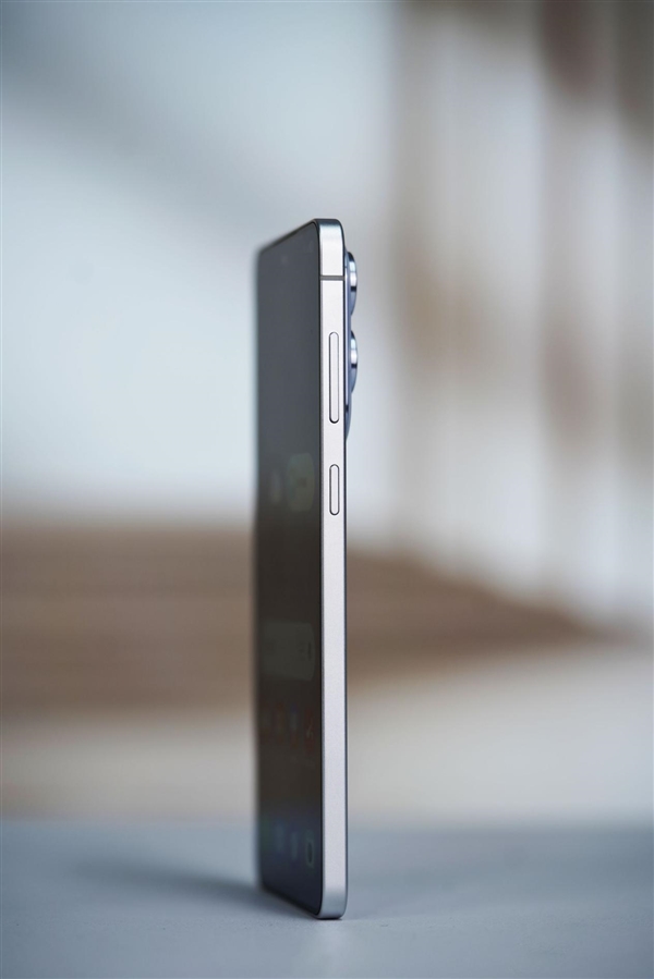 对比iPhone 15 Pro(左)