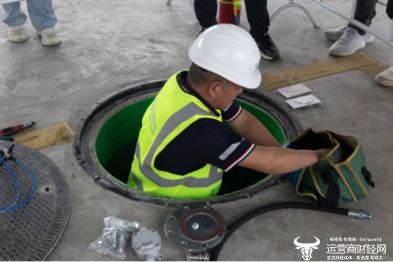 （湖北移动技术人员在加油站安装数据采集设备）