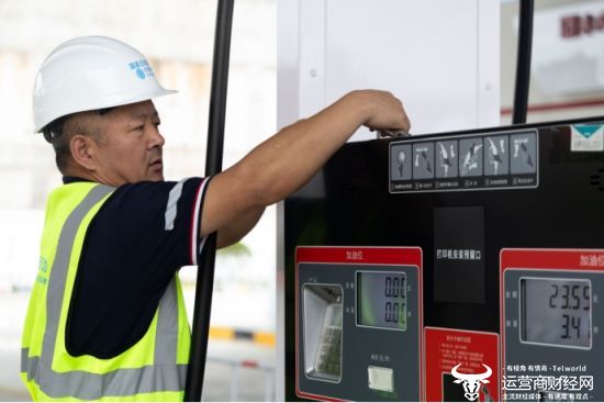 （移动工作人员调试成品油行业税控平台设备）