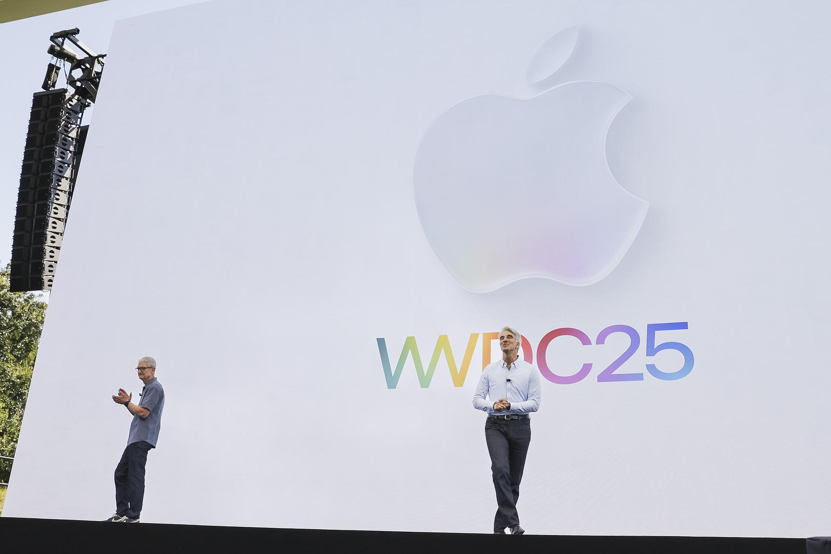 ▲克雷格·费德里吉（右）和蒂姆·库克 图据视觉中国