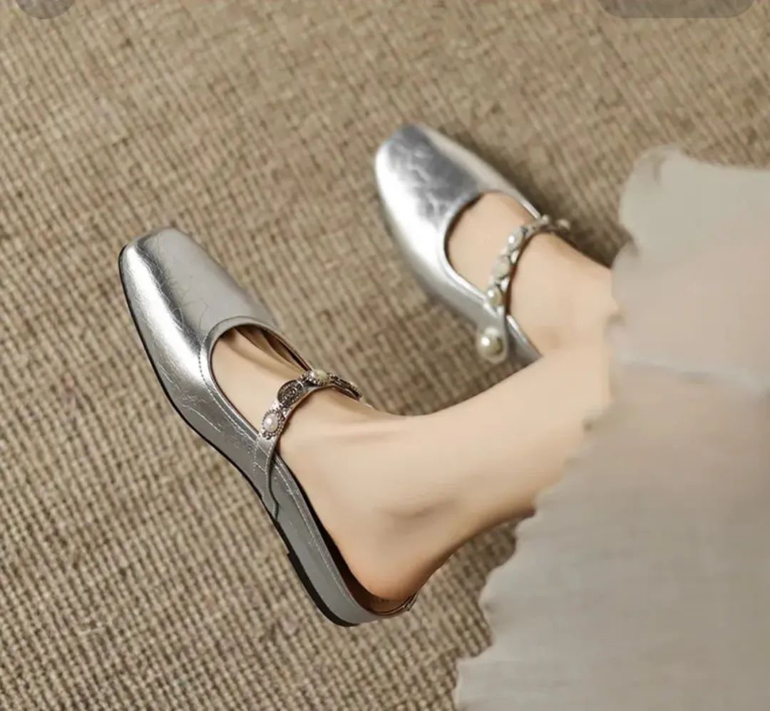 ▲银色款穆勒拖