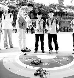 陕西省西安市新城区华山实验小学学生在老师的指导下进行机器人游戏。新华社发