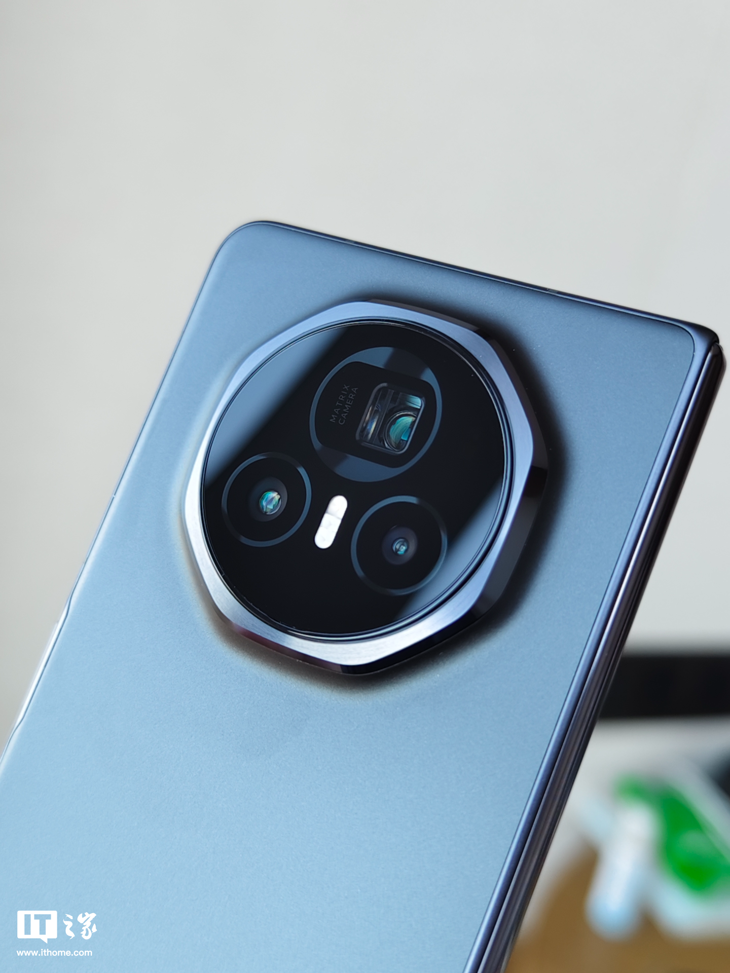 ▲ IT之家图赏：荣耀 Magic V3 手机