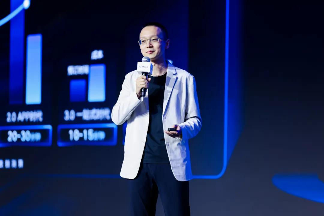 图为:滴滴企业服务事业群总经理蔡晓鸥在峰会中演讲