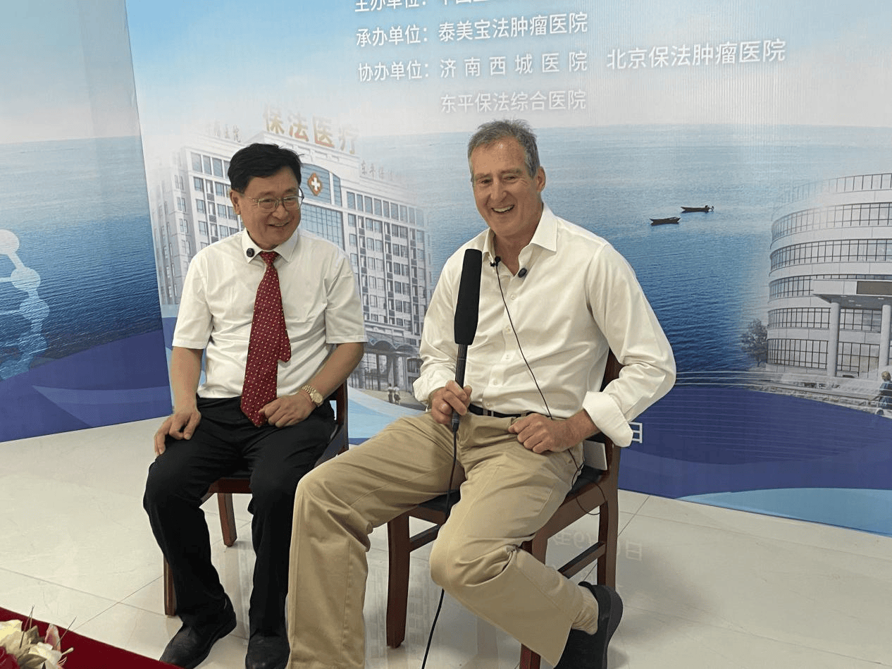 两位专家共同接受媒体采访