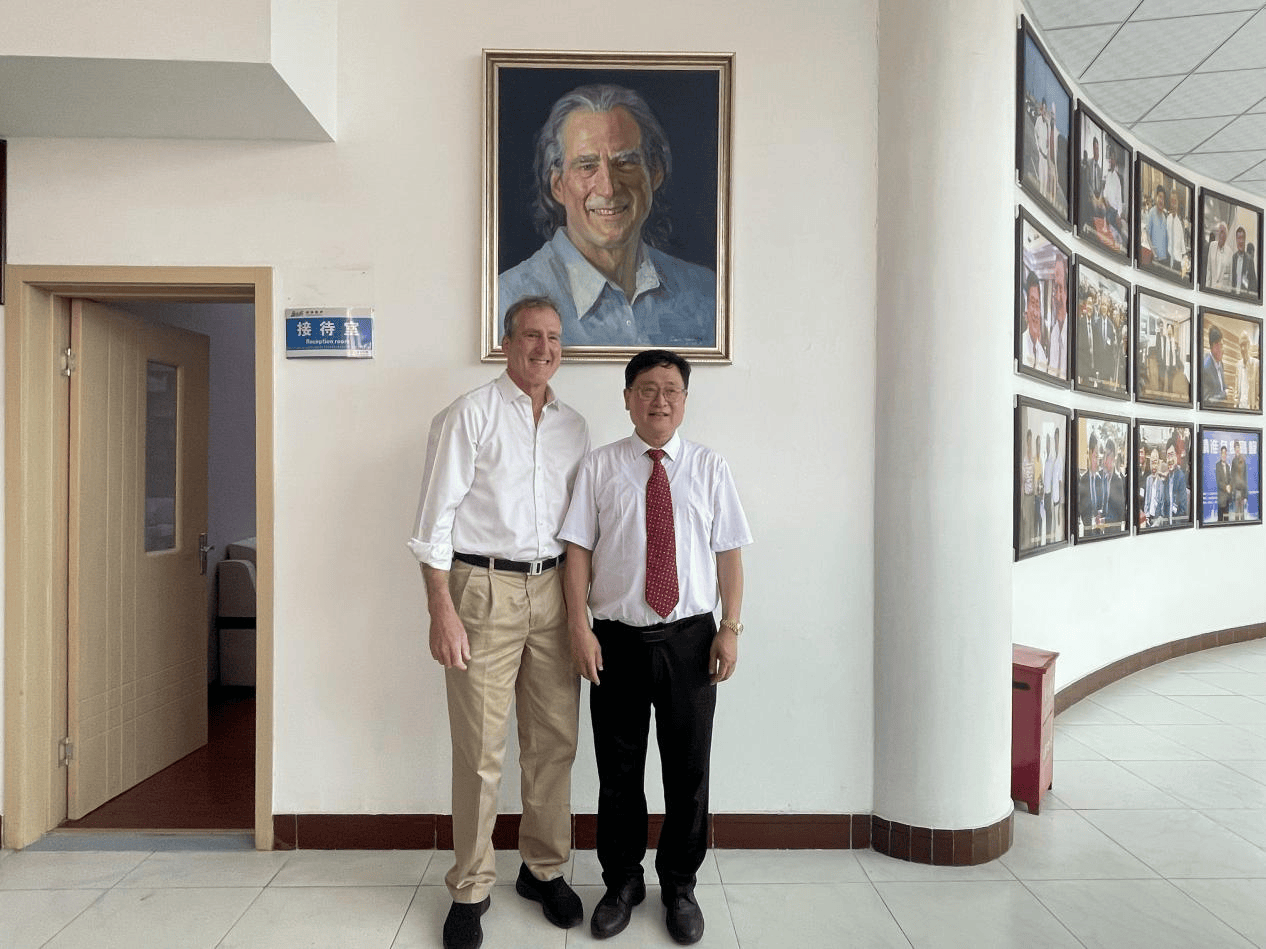 两位专家在梅洛肖像油画前合影