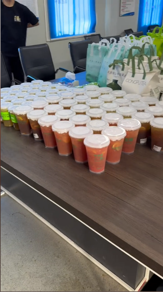 张Zetian出现在深圳，并邀请他的同事喝冰冷的饮