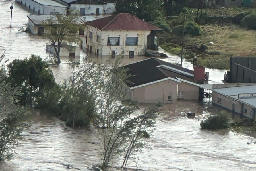 南非多地遭遇极端天气 遇难人数升至49人