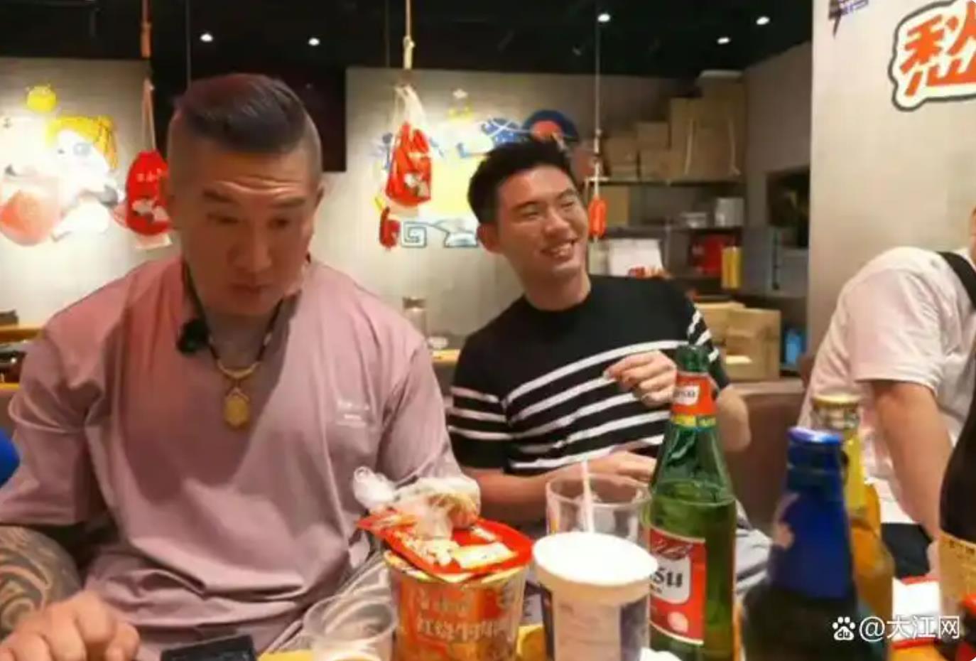 台湾网红“馆长”陈之汉抵达上海，称此行目的就是“看看厕所有没有门，高铁有没有靠背，是不是餐餐吃榨菜”
