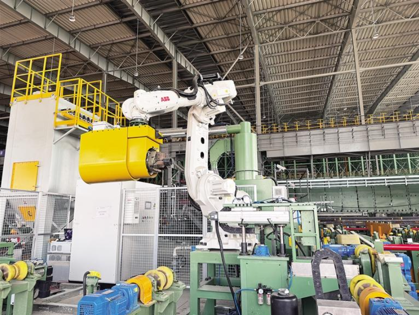 工业机器人正在作业。任振宇 摄