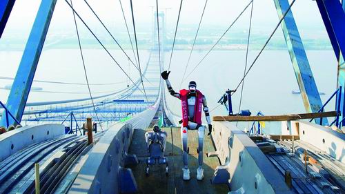 人形机器人挑战最长的猫路