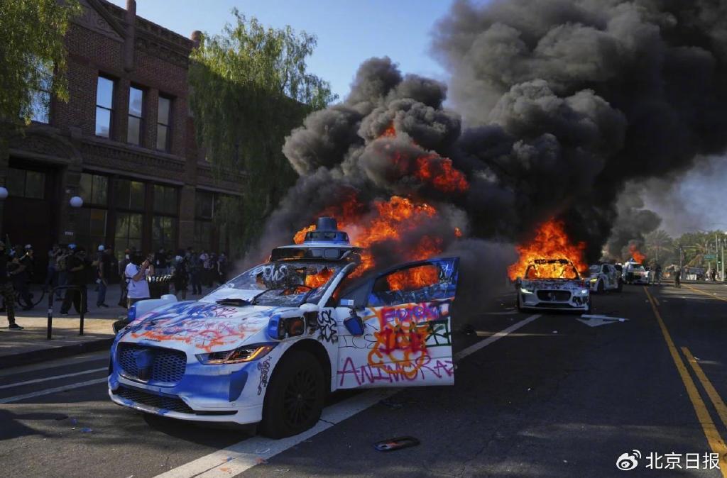 △6月8日，美国洛杉矶骚乱持续，当地多辆无人出租汽车在骚乱中遭到焚烧。