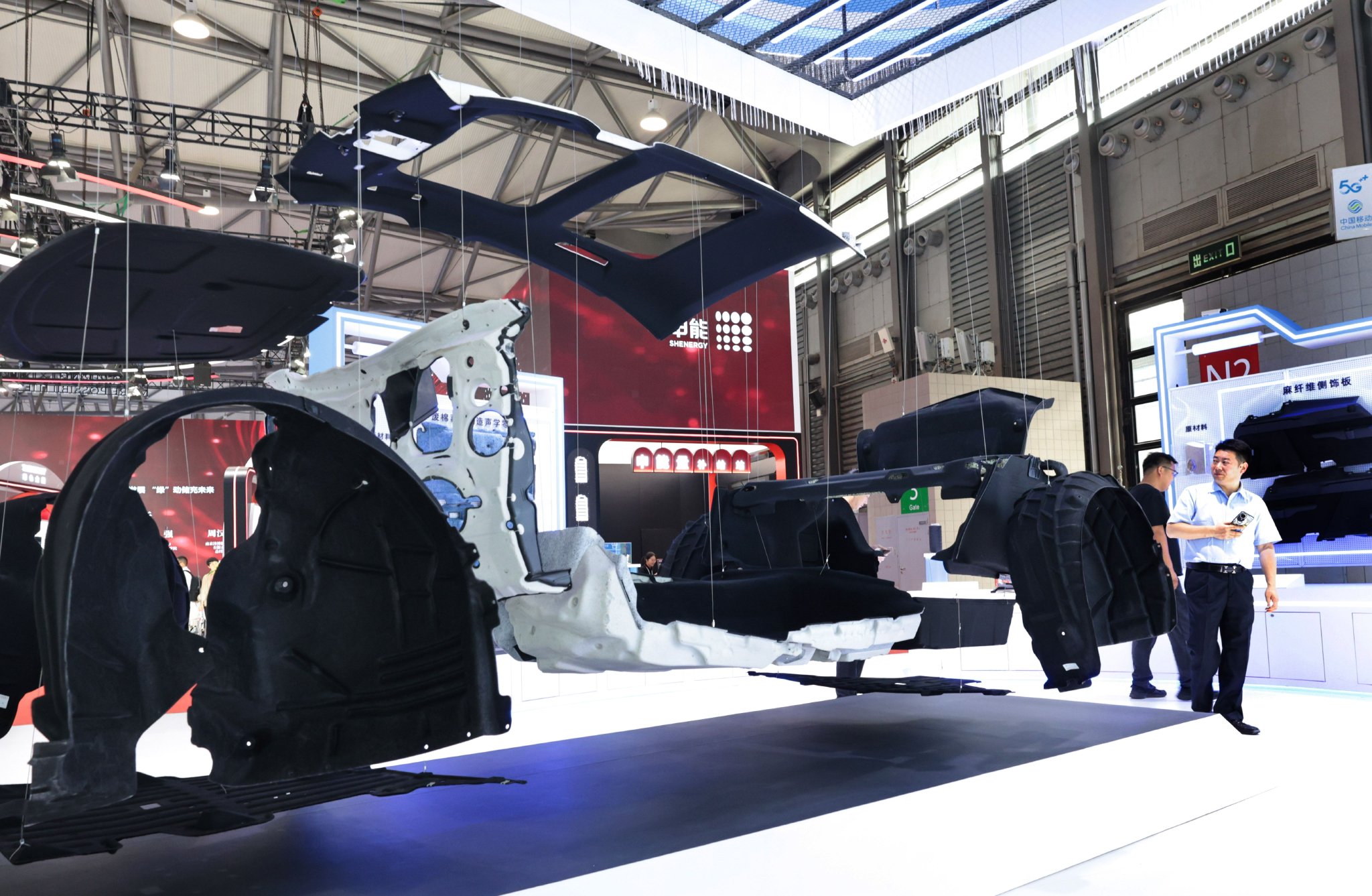 图为参观者在2025上海国际碳中和技术、产品与成果博览会上观看一组低碳材料汽车内饰展品。　新华社记者　方喆　摄