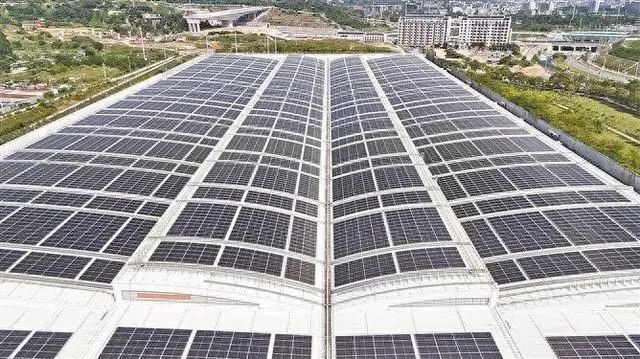 　　原本光秃秃的屋顶，如今铺上了一层层光伏面板。（受访者供图）