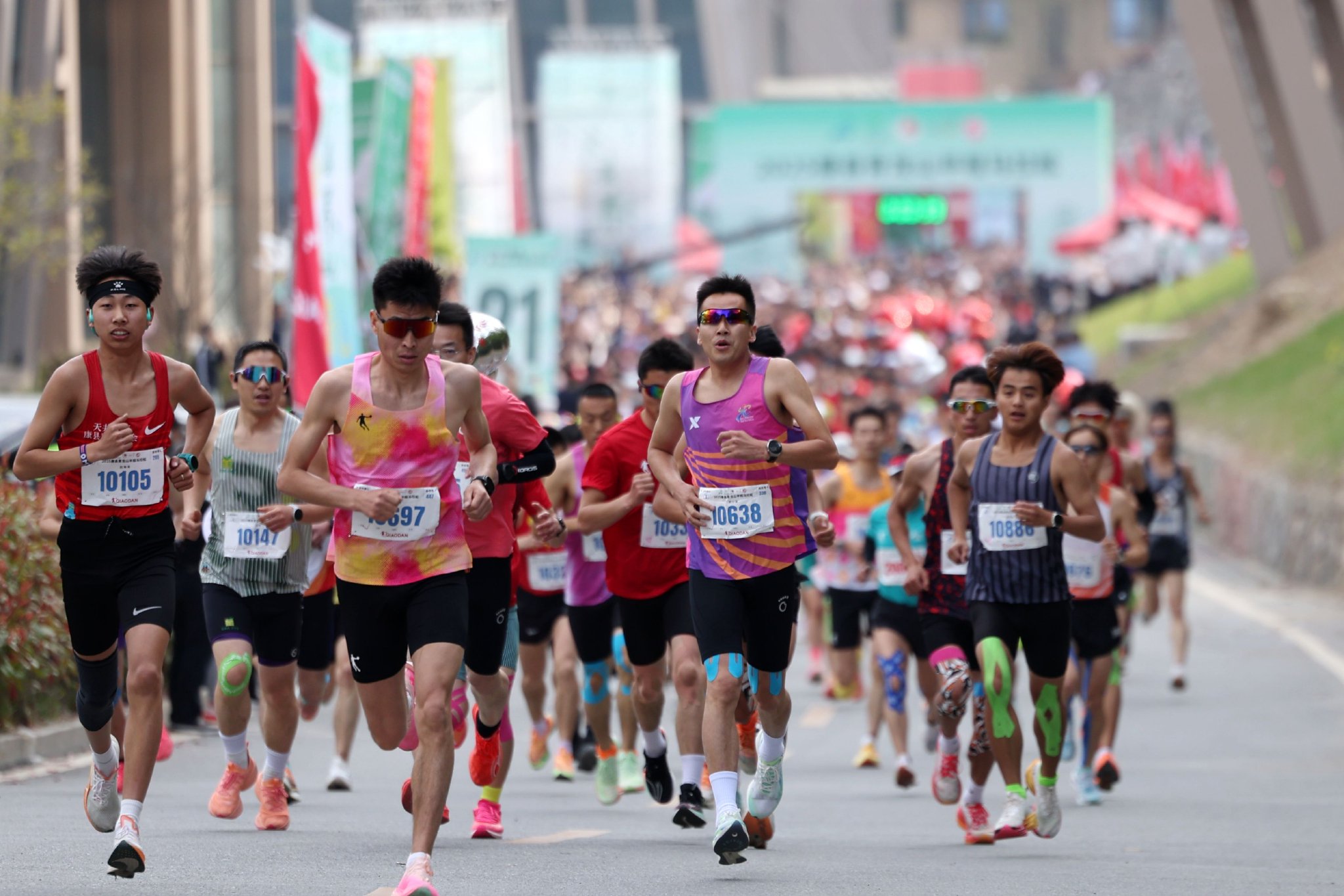 马拉松参赛选手正在比赛中。资料照片