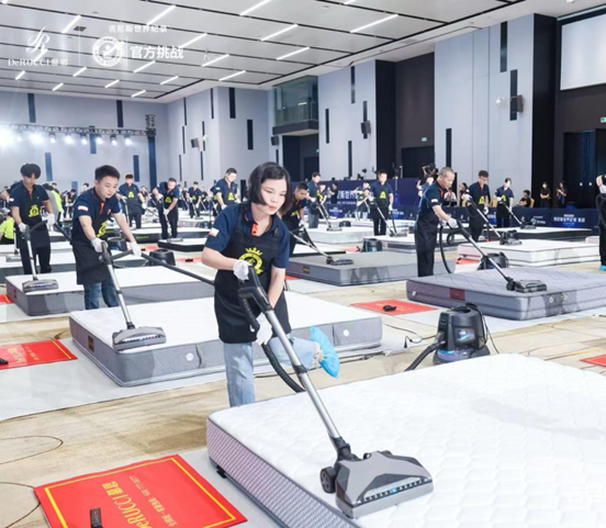 慕思金管家发起吉尼斯世界纪录™挑战，创下“最多人同时线上线下床垫除螨”的纪录。受访者供图