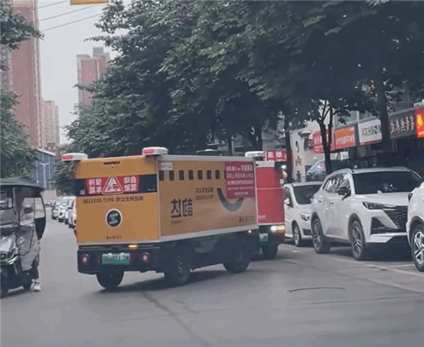 没有车辆的两次表达不会在狭窄的道路上互相屈