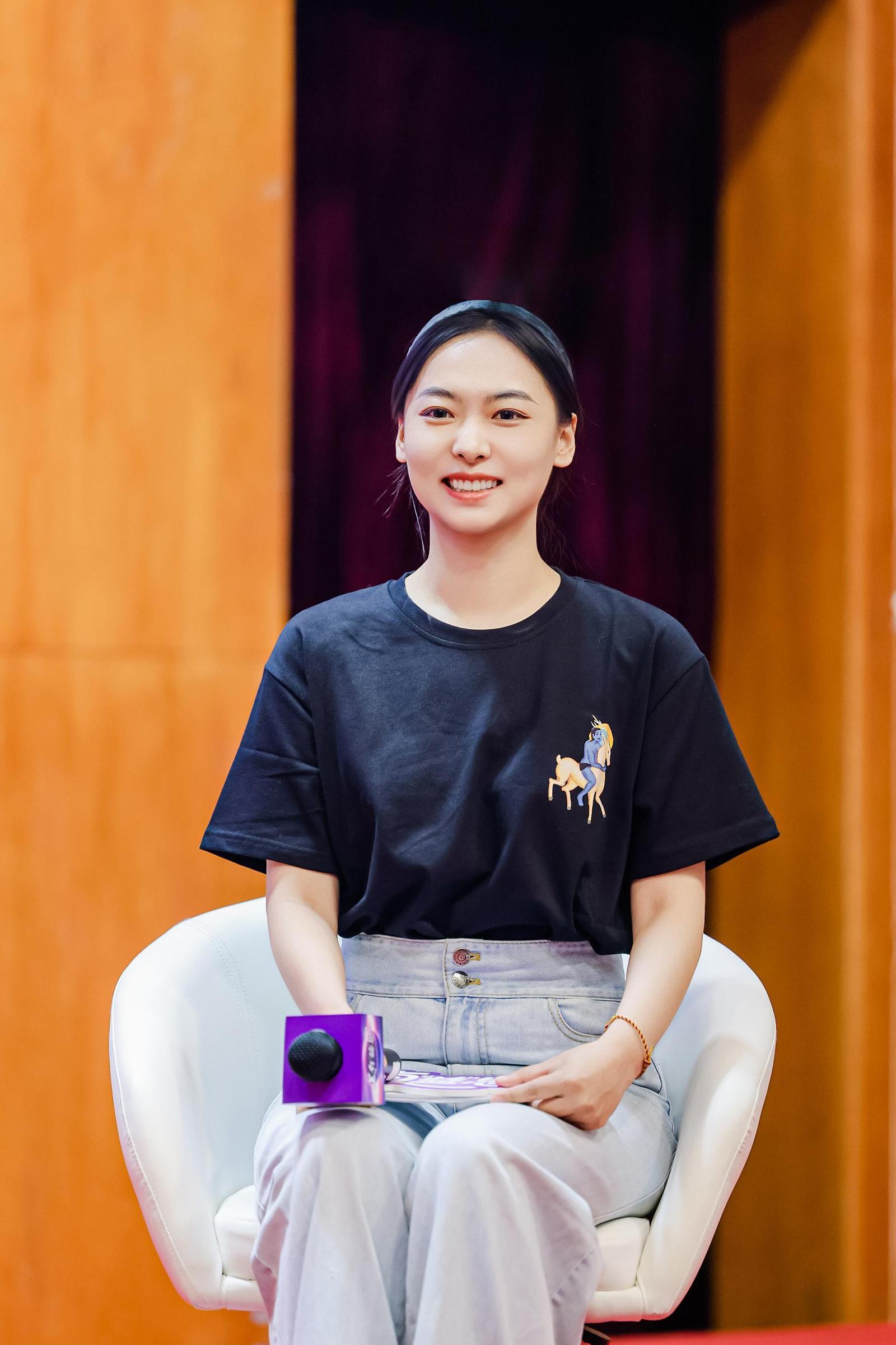 目前，“艺术”是具体的，“提供支持艺术的荣