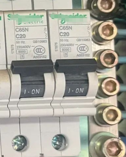 无漏电保护装置的空气开关，图片来源：自己拍的