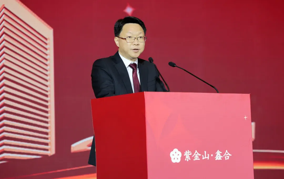 图为南京银行董事长谢宁