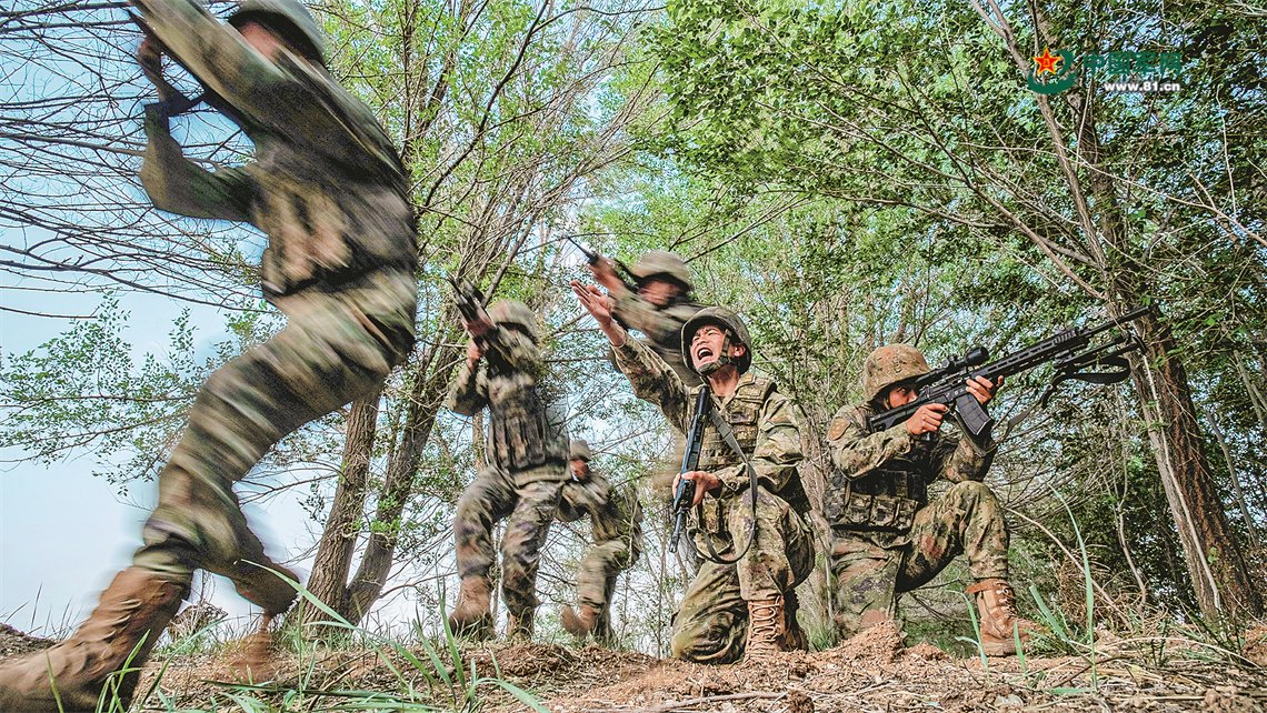 指挥班组展开进攻行动.曾阳程摄