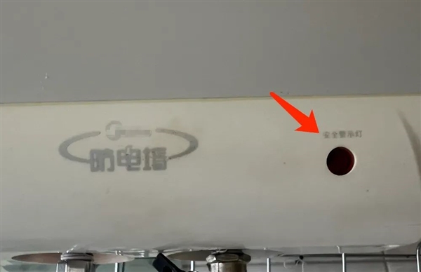 “防电墙”上的安全警示灯，图片来源：自己拍的