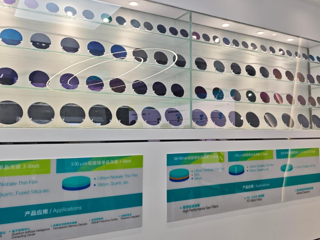 图为济南晶正电子科技有限公司生产的单晶薄膜产品。新华社记者 申铖 摄