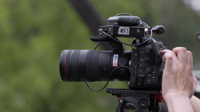 佳能 EOS C80触屏对焦能快速精准跟踪拍摄主体