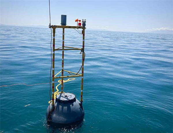 我国最大的盐水湖清海湖中的新浮标使其可以观