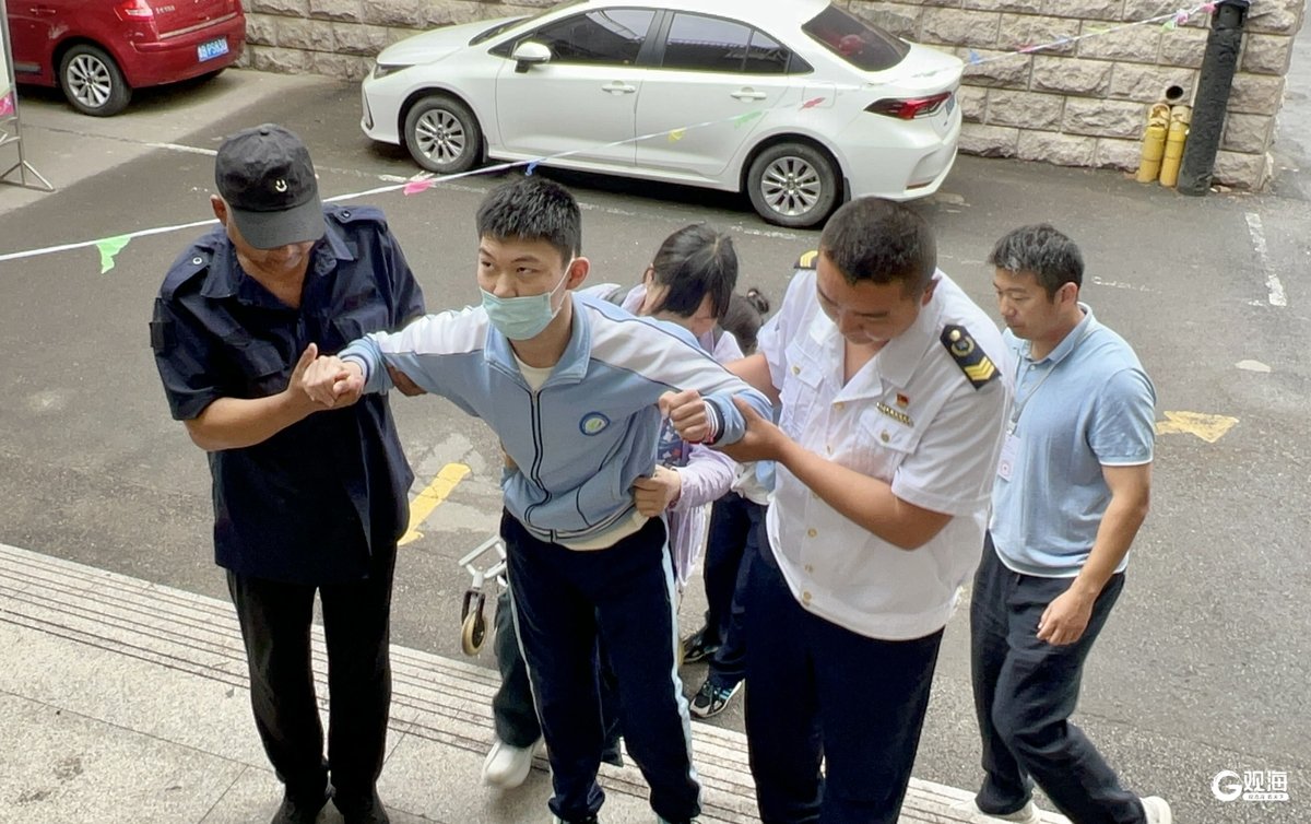 张培生护送考生入考场