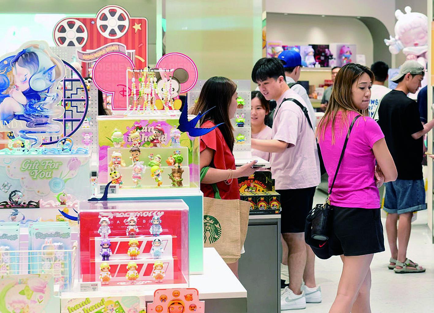 顾客在一家泡泡玛特商店内选购商品