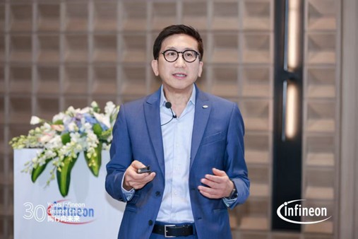 英飞凌科技全球高级副总裁及大中华区总裁、英飞凌科技消费、计算与通讯业务大中华区负责人潘大伟发表主题演讲