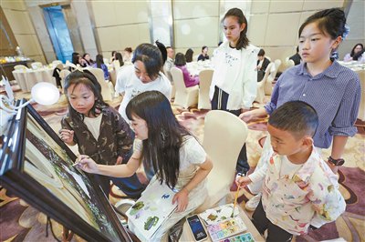 专业人士、绘画爱好者涌入行业新赛道 婚礼绘画师定格幸福|绘画_新浪财经_新浪网