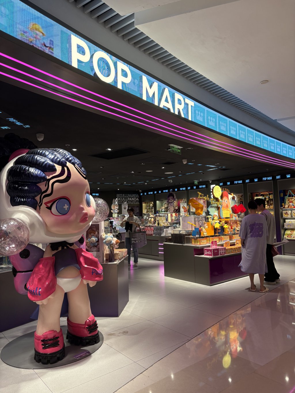 消费者在门店选购 澎湃新闻记者 摄