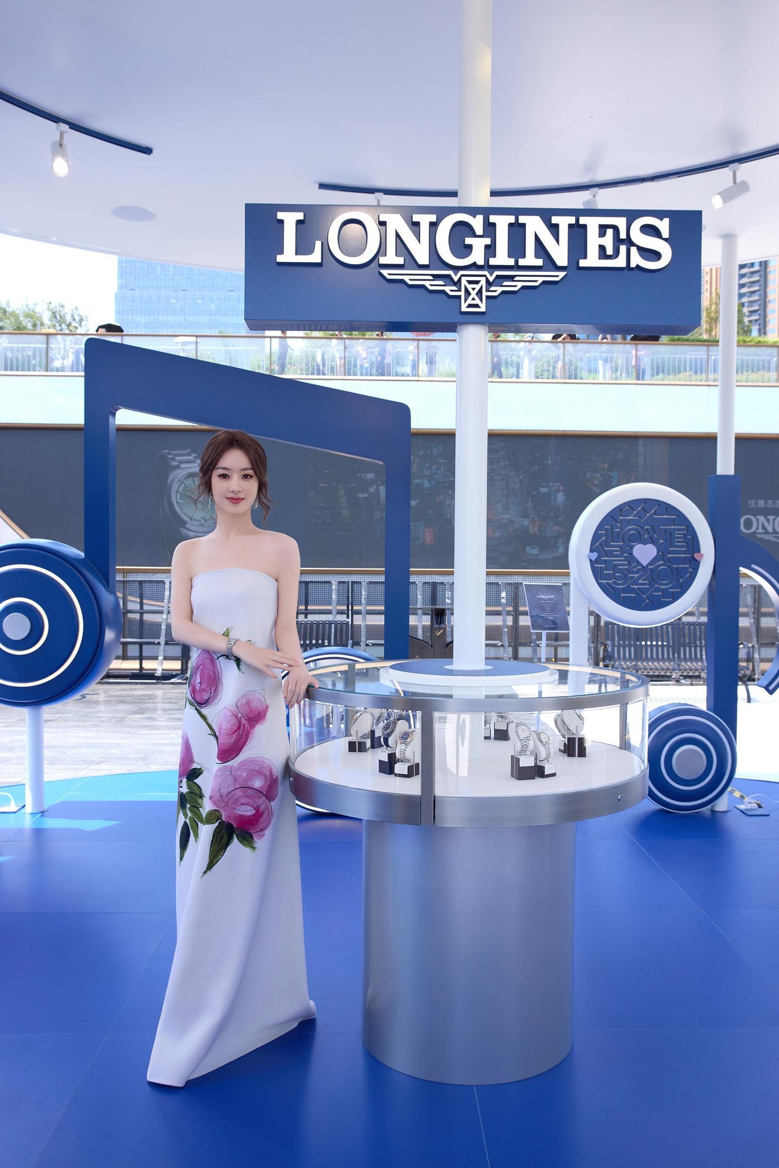 浪琴表优雅形象大使赵丽颖 佩戴迷你黛绰维纳系列间金款腕表亮相展区