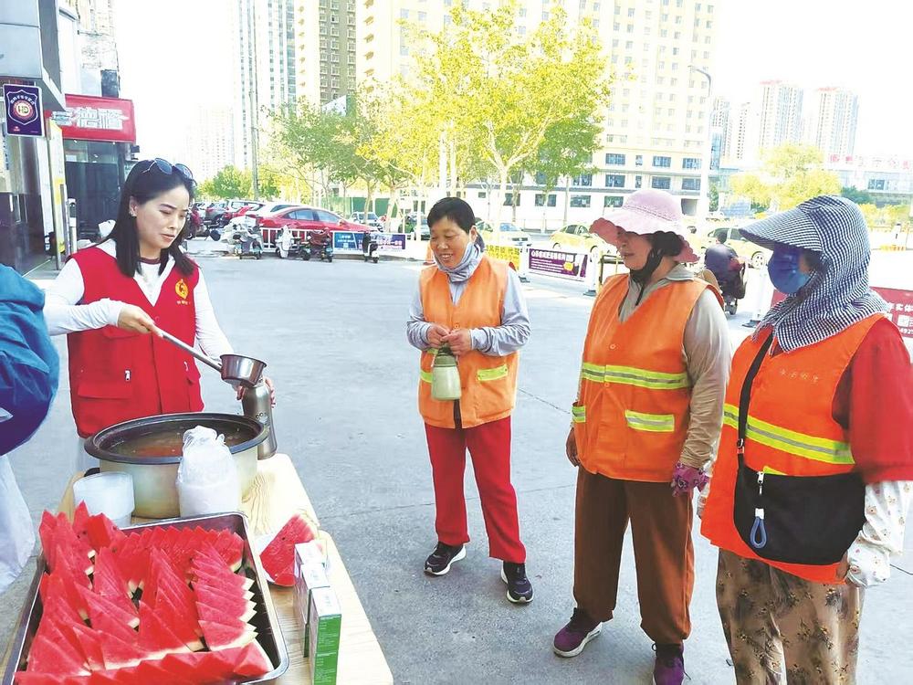 近日,苏曹乡星城国际社区开展夏日送清凉活动,向工作在一线的环卫工人