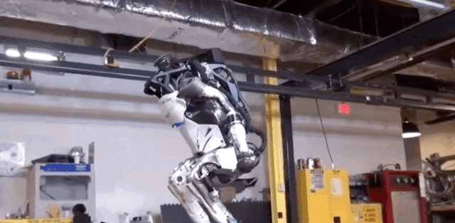 波士顿动力 Atlas 机器人 2017 年就已经会后空翻。来源：波士顿动力