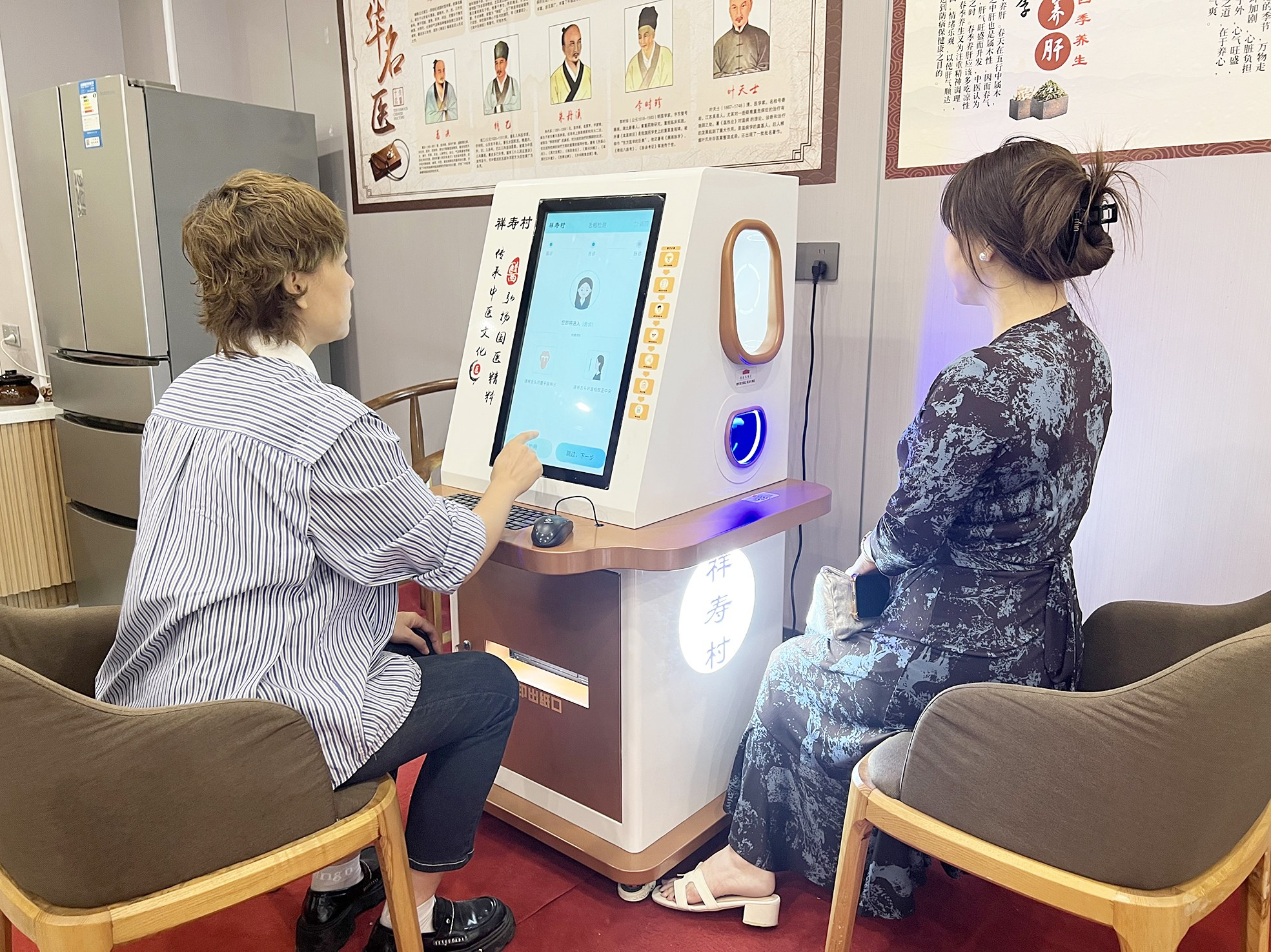     市民体验AI大健康测评中医食疗养生的特色服务。    本报记者陆增安 摄
