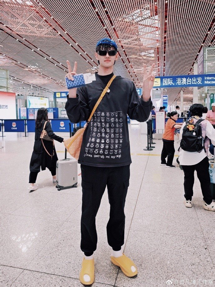 早日康复!曾凡博工作室晒小曾机场照:德国康复训练之旅启程