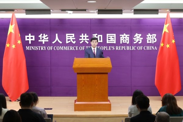 6月12日，商务部新闻发言人何亚东主持例行记者会。（图源：商务部）