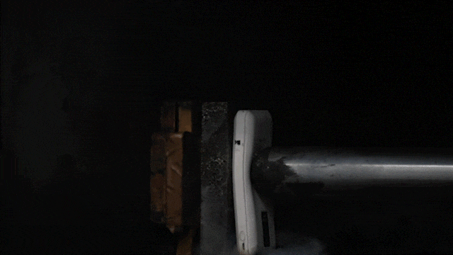 充电宝挤压实验。图/北京消防